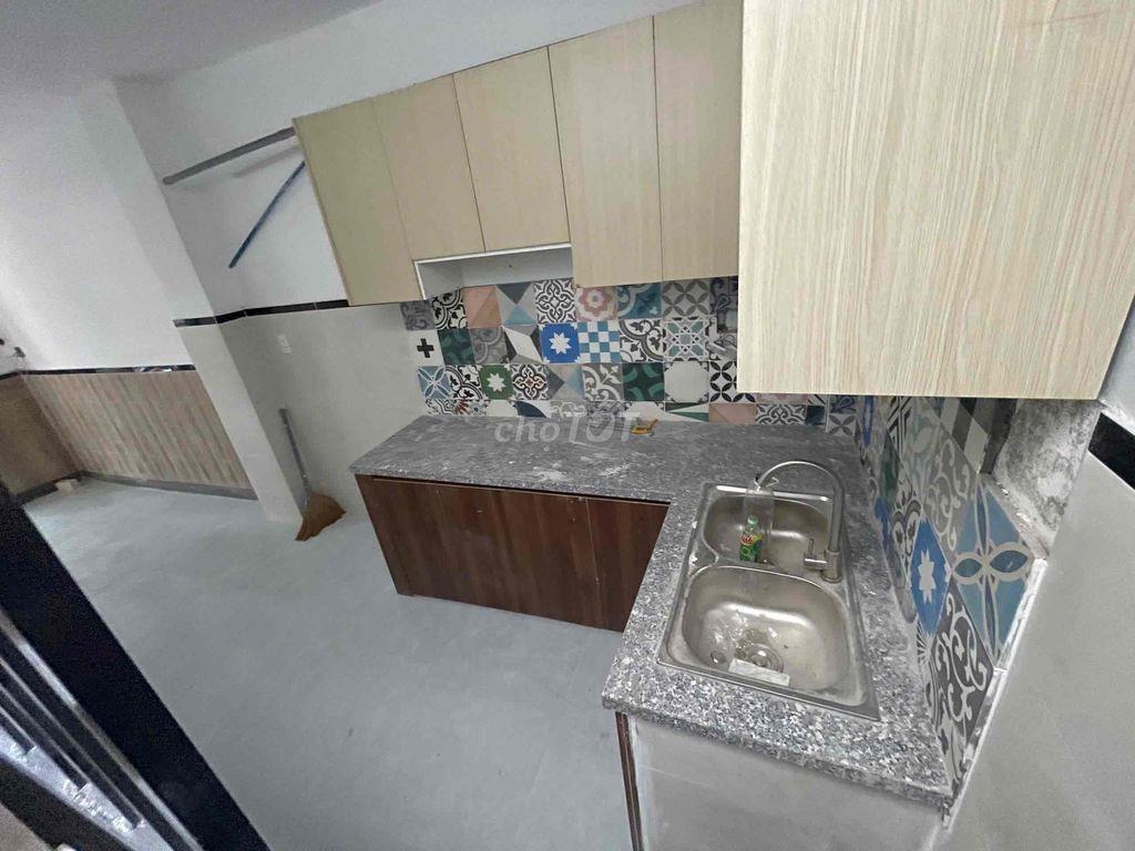 Nhà Apd 25 ngay ngã tư,công viên trước mặt, 2pn đối diện Đh Ntt 5,5tr