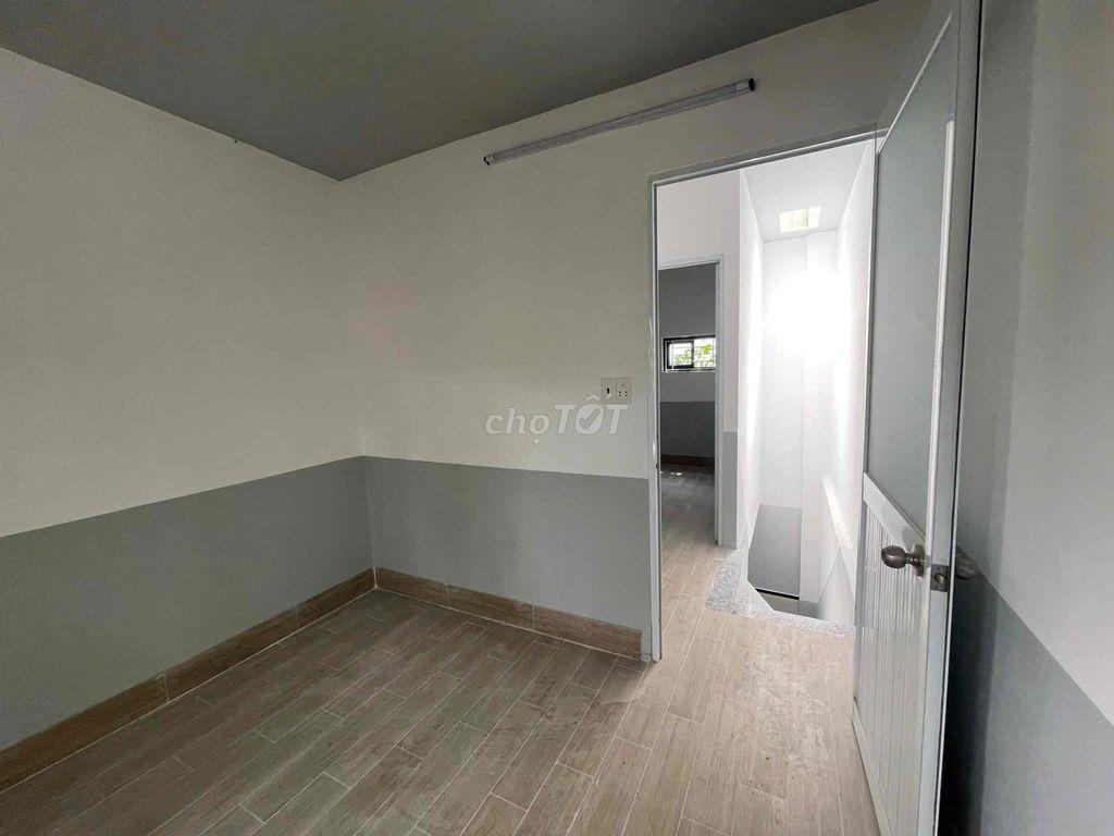 Nhà Apd 25 ngay ngã tư,công viên trước mặt, 2pn đối diện Đh Ntt 5,5tr