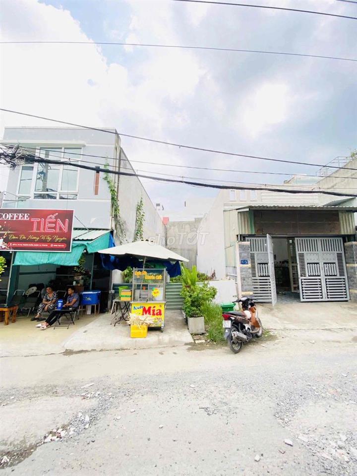 ĐẤT MT TX38 ngay ngã tư , trước mặt là bãi sạc VIN, kinh doanh cafe ok