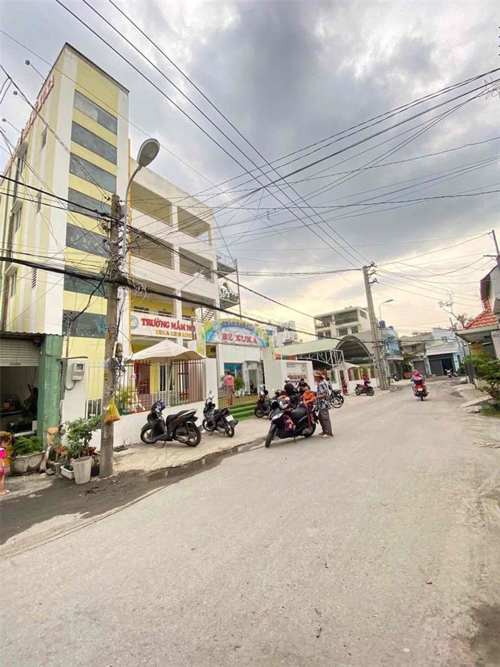 ĐẤT MT TX38 ngay ngã tư , trước mặt là bãi sạc VIN, kinh doanh cafe ok