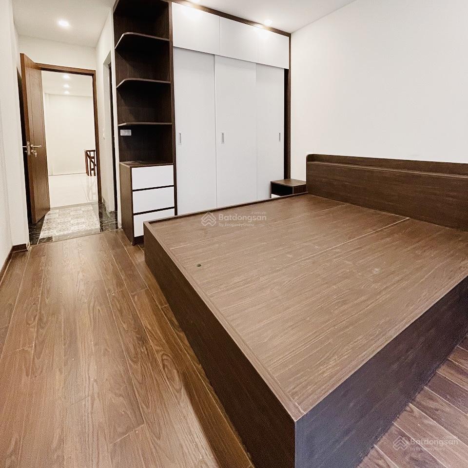 Chính chủ nhờ bán nhà nguyễn văn cừ. 5 tầng dt 44m2, rộng 4.2m. trung tâm, gần bãi đỗ xe. 10.5 tỷ