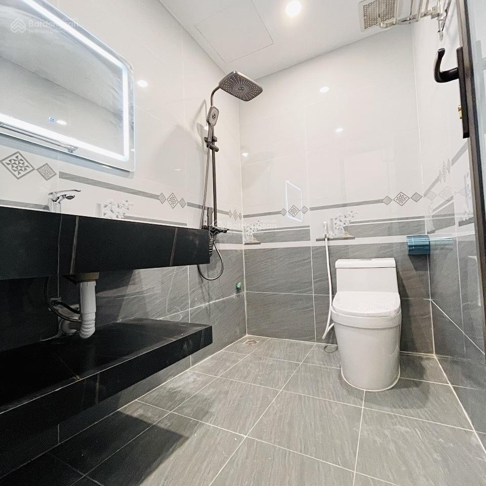 Chính chủ nhờ bán nhà nguyễn văn cừ. 5 tầng dt 44m2, rộng 4.2m. trung tâm, gần bãi đỗ xe. 10.5 tỷ