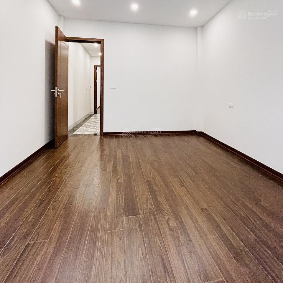 Chính chủ nhờ bán nhà nguyễn văn cừ. 5 tầng dt 44m2, rộng 4.2m. trung tâm, gần bãi đỗ xe. 10.5 tỷ