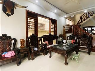 Cho thuê biệt thự việt hưng dt 190m, rộng 9.5m. phù hợp ở, kd văn phòng.