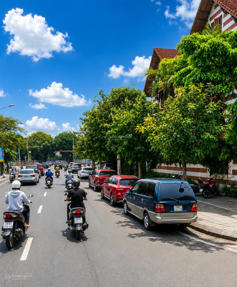 Cho thuê biệt thự mặt phố việt hưng. dt 500m. lô góc, kinh doanh, vỉa hè giá 60tr
