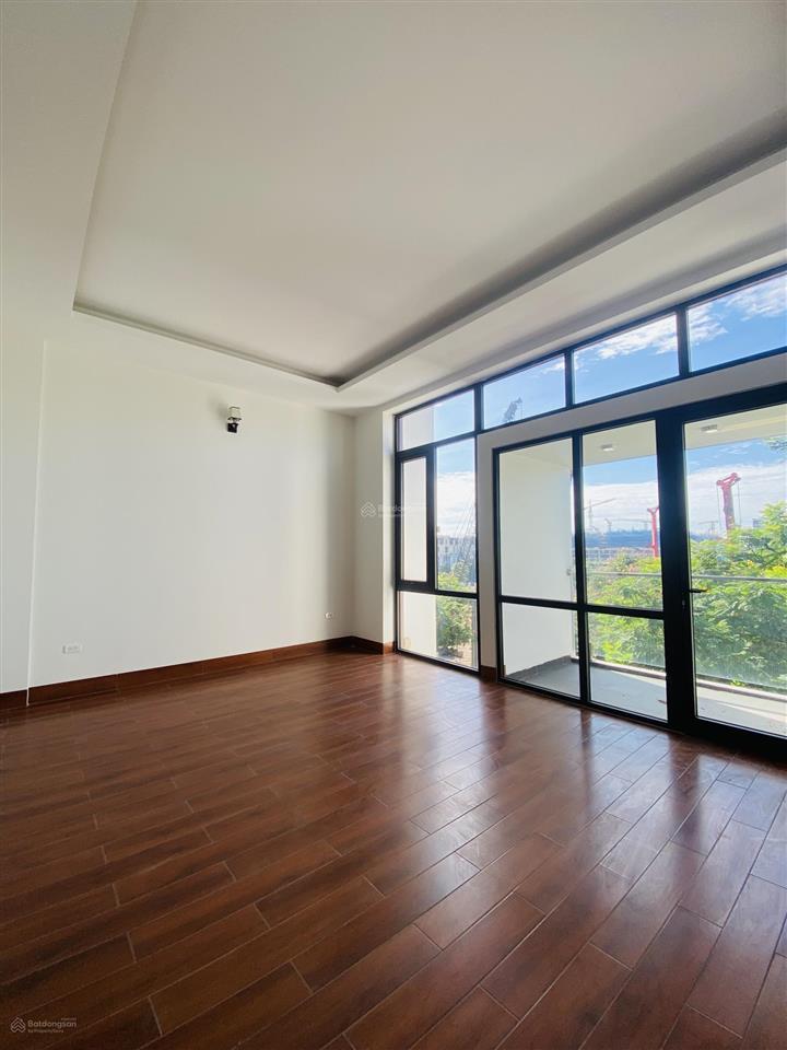 Cho thuê nhà mặt phố việt hưng, long biên 96m2 x 5 tầng thang máy mặt tiền 6m kinh doanh