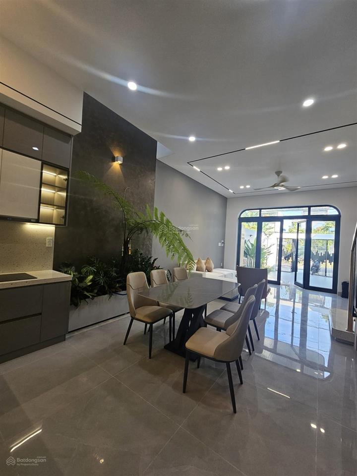 Cực hot cực rẻ, nhà 2 tầng x 100m2 đường 7.5m thông thẳng ra biển