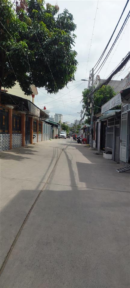Nhà sân vườn 3 tầng ở ngay. đường rộng thoáng.