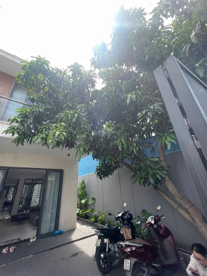 Nhà sân vườn 3 tầng ở ngay. đường rộng thoáng.