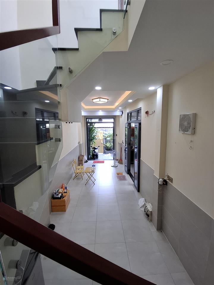 Nhà mới ở ngay. căn góc thoáng.
