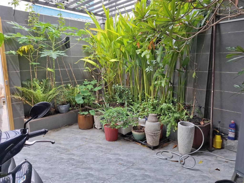 Nhà mới ở ngay. căn góc thoáng.
