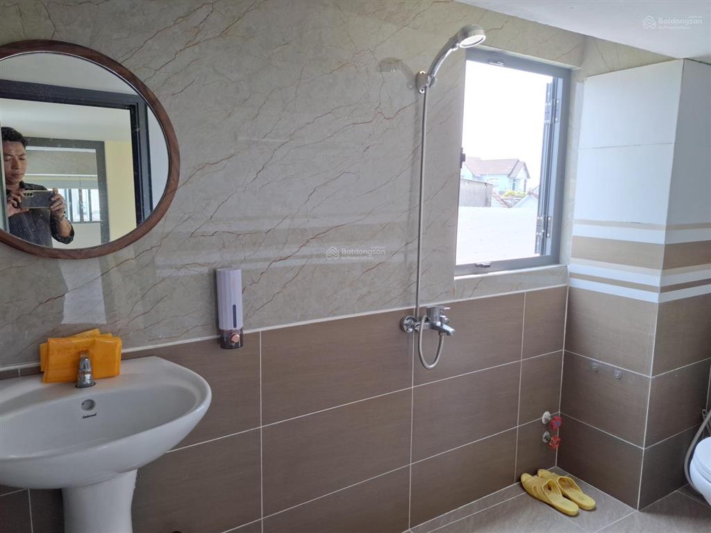 Nhà mới ở ngay. căn góc thoáng.