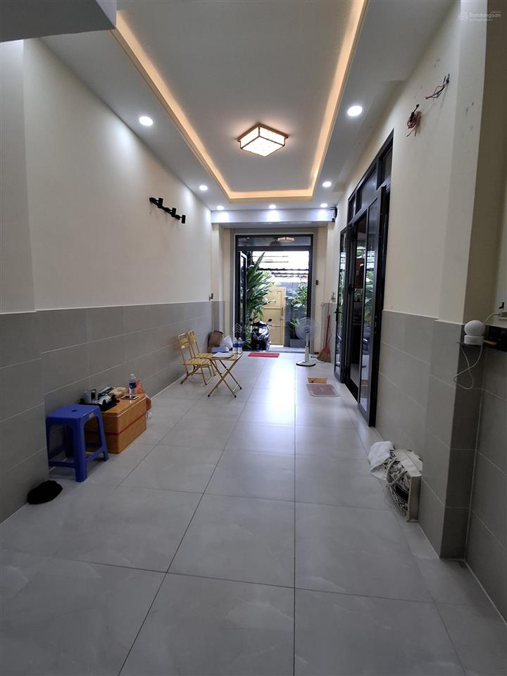 Nhà mới ở ngay. căn góc thoáng.