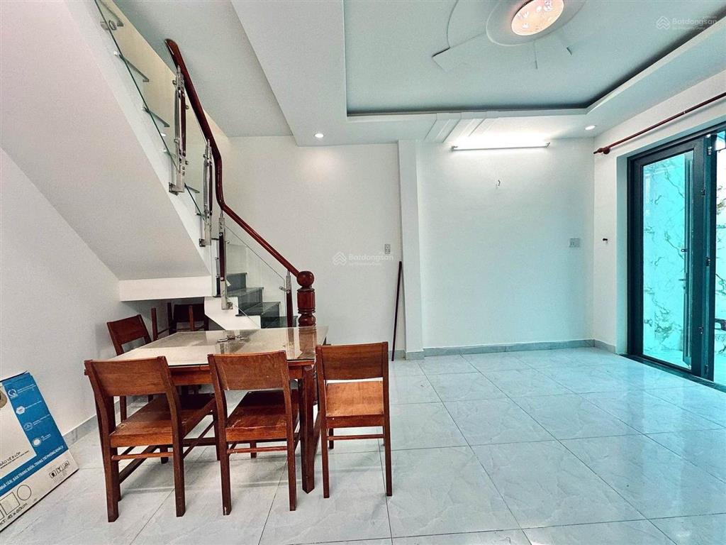 Nhà đẹp ngay vincom quang trung  40m2  ngang 5 rộng rãi  lô góc thoáng mát  gò vấp .