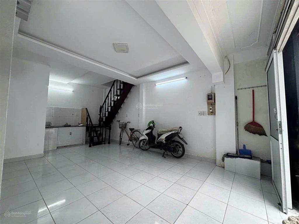Nhà khu ẩm thực bùi đình túy  dtsd 64m2  xe hơi tận cửa  sổ vuông a4  sát mặt tiền chu văn an.