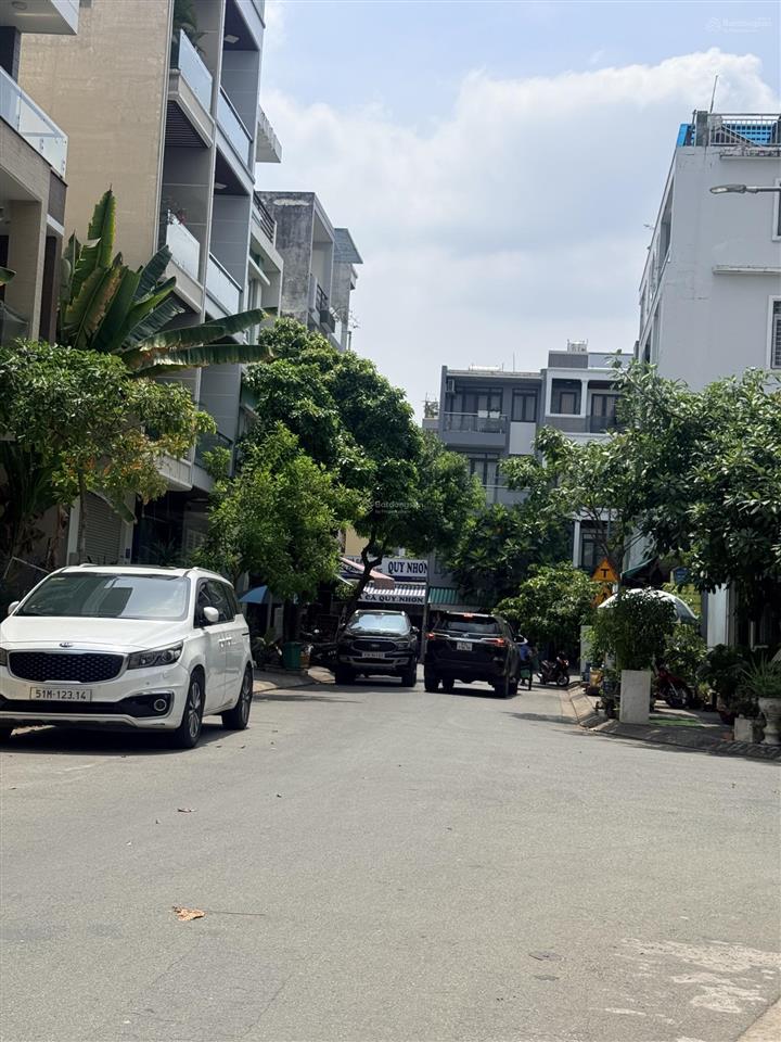 Quận 7 nhà phố 5 tầng lung linh ô tô trong nhà