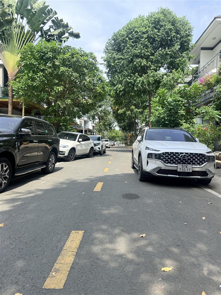 Quận 7 nhà phố 5 tầng lung linh ô tô trong nhà