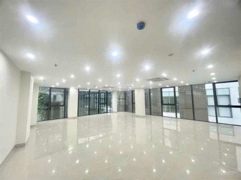 Bán tòa nhà văn phòng phố lê văn lương 105m² 10 tầng lô góc  dòng tiền 1.8tỷ/năm