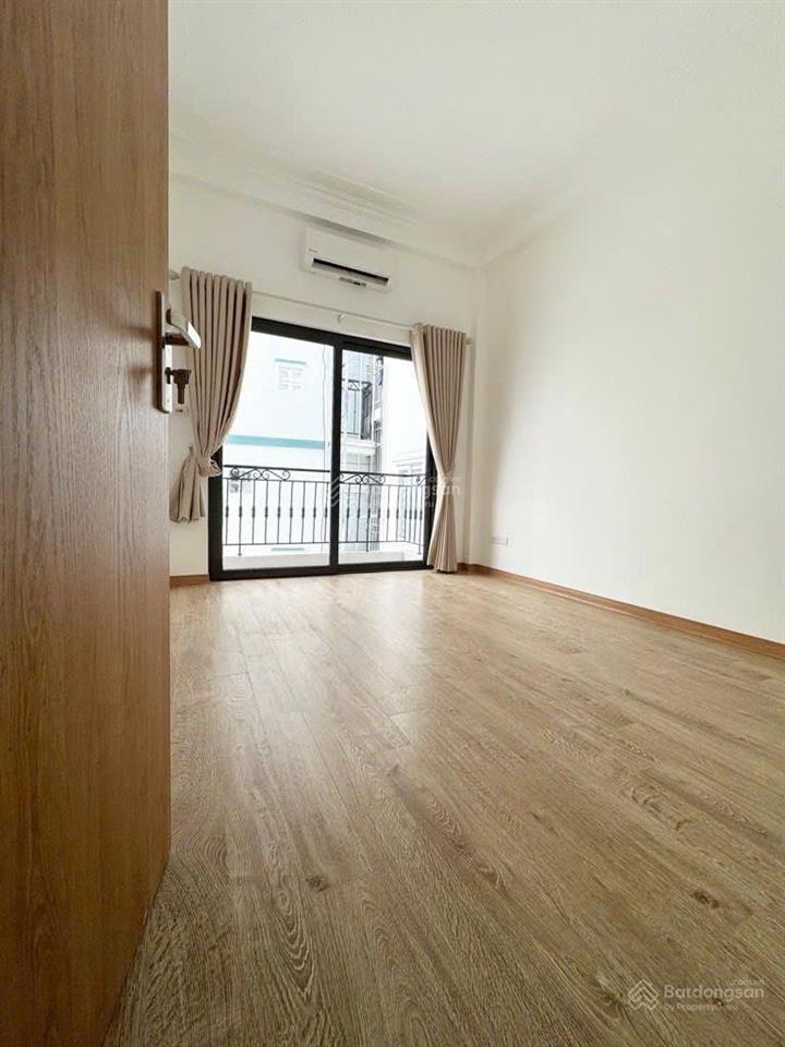 Nhà mới về ở ngay  sát kđt đại kim  ô tô đỗ đêm ngày 5tầng full nội thất