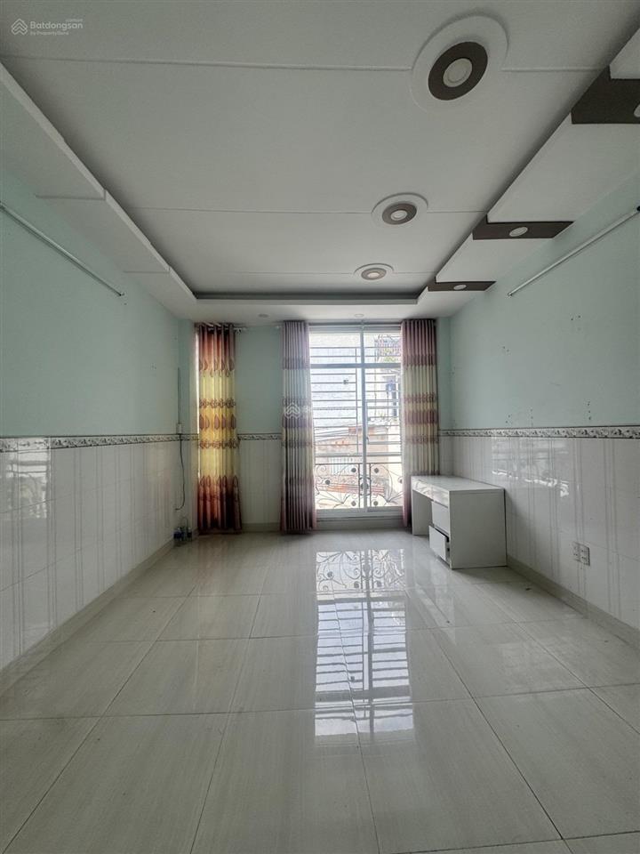 Nhà đẹp huỳnh văn bánh 5 tầng kiên cố  30m2  giá chỉ 6,35 tỷ