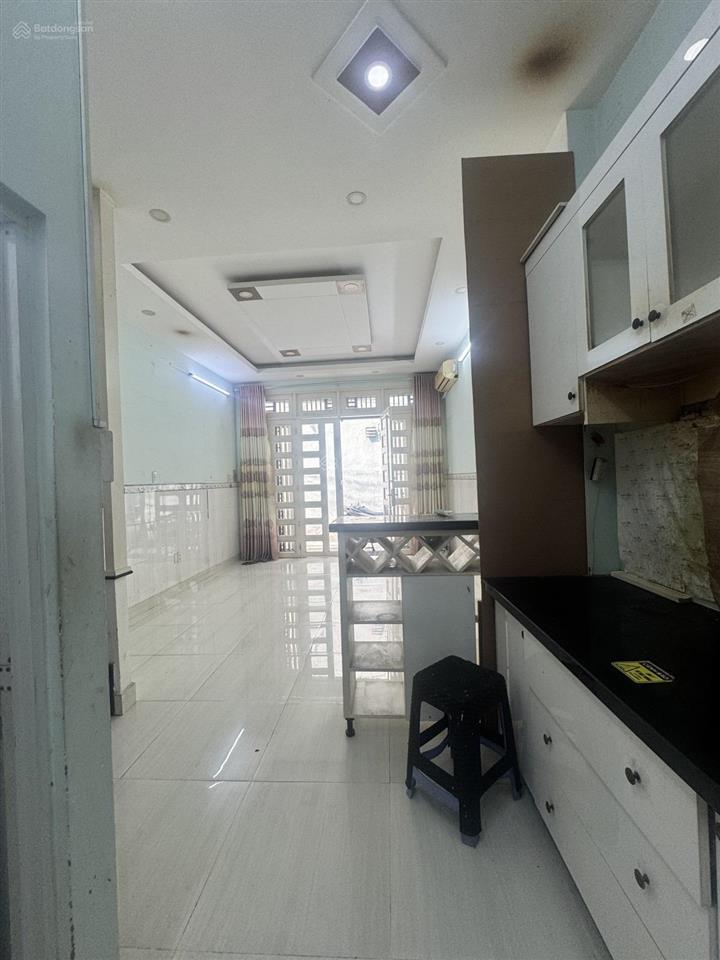 Nhà đẹp huỳnh văn bánh 5 tầng kiên cố  30m2  giá chỉ 6,35 tỷ