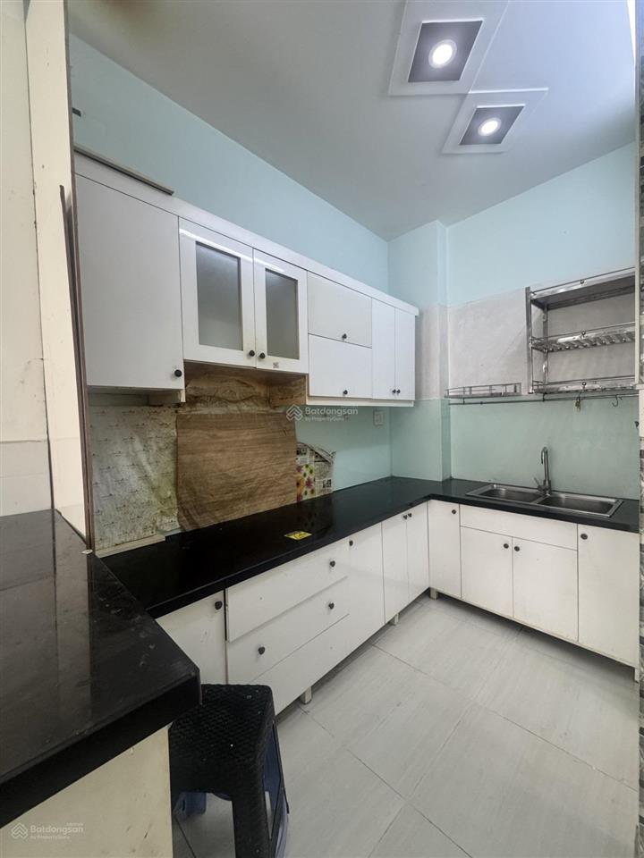 Nhà đẹp huỳnh văn bánh 5 tầng kiên cố  30m2  giá chỉ 6,35 tỷ
