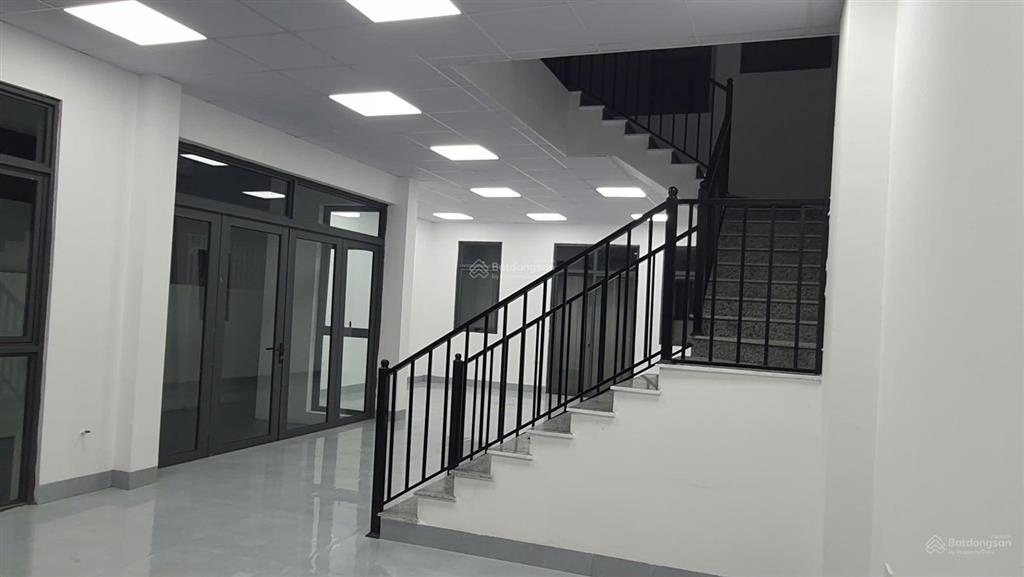 Cần cho thuê nhà hoàn thiện đẹp 3 tầng, 1 tum diện tích 180m2, giá 28 tr/th không giới hạn mục đích