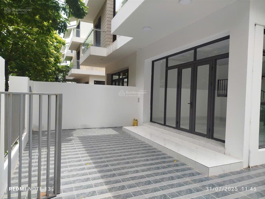 Cần cho thuê nhà hoàn thiện đẹp 3 tầng, 1 tum diện tích 180m2, giá 28 tr/th không giới hạn mục đích