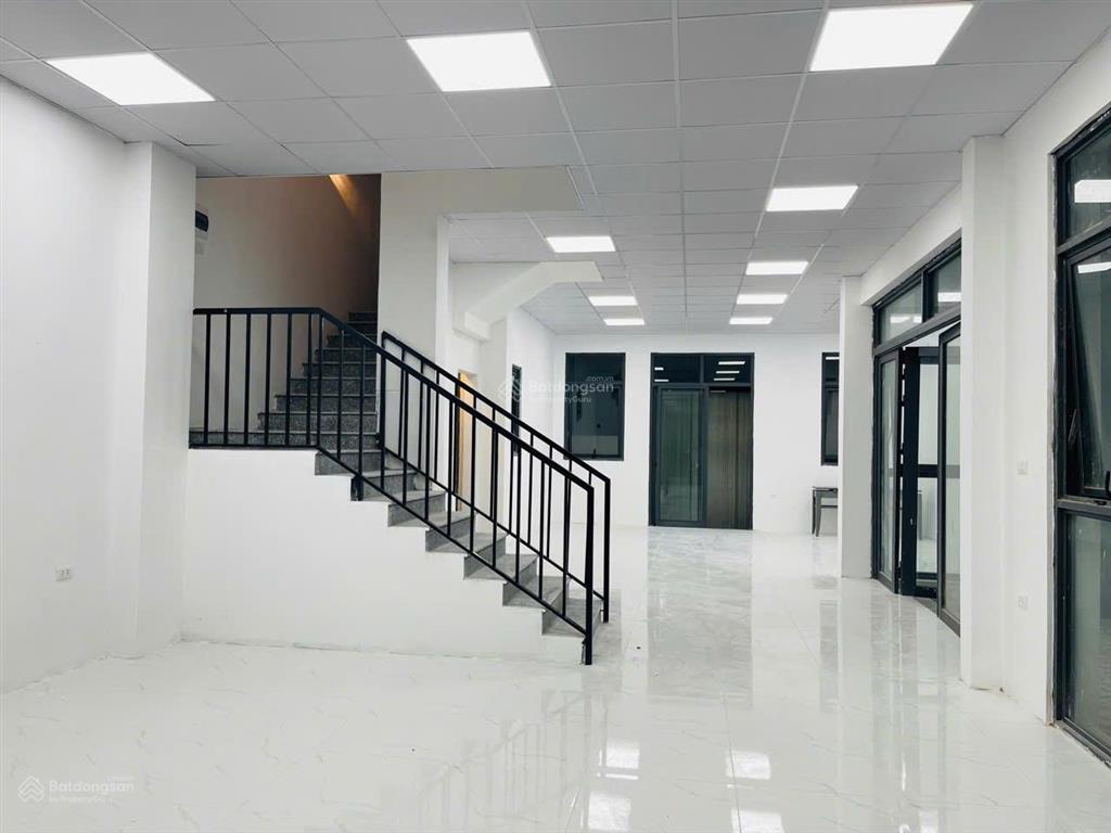 Cần cho thuê nhà hoàn thiện đẹp 3 tầng, 1 tum diện tích 180m2, giá 28 tr/th không giới hạn mục đích