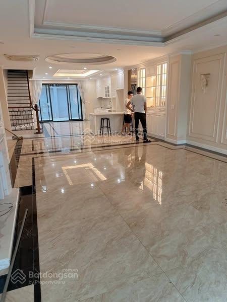 Tôi muốn cho thuê biệt thự nhà vườn, hoàn thiện đẹp diện tích 180m2, giá 28 triệu/tháng