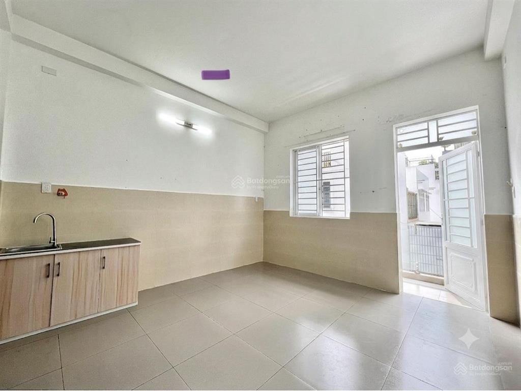 Chính chủ cho thuê phòng sinh viên, có ban công lớn, gần đầm sen