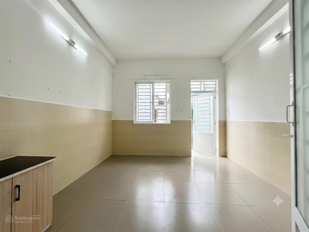 Chính chủ cho thuê phòng sinh viên, có ban công lớn, gần đầm sen