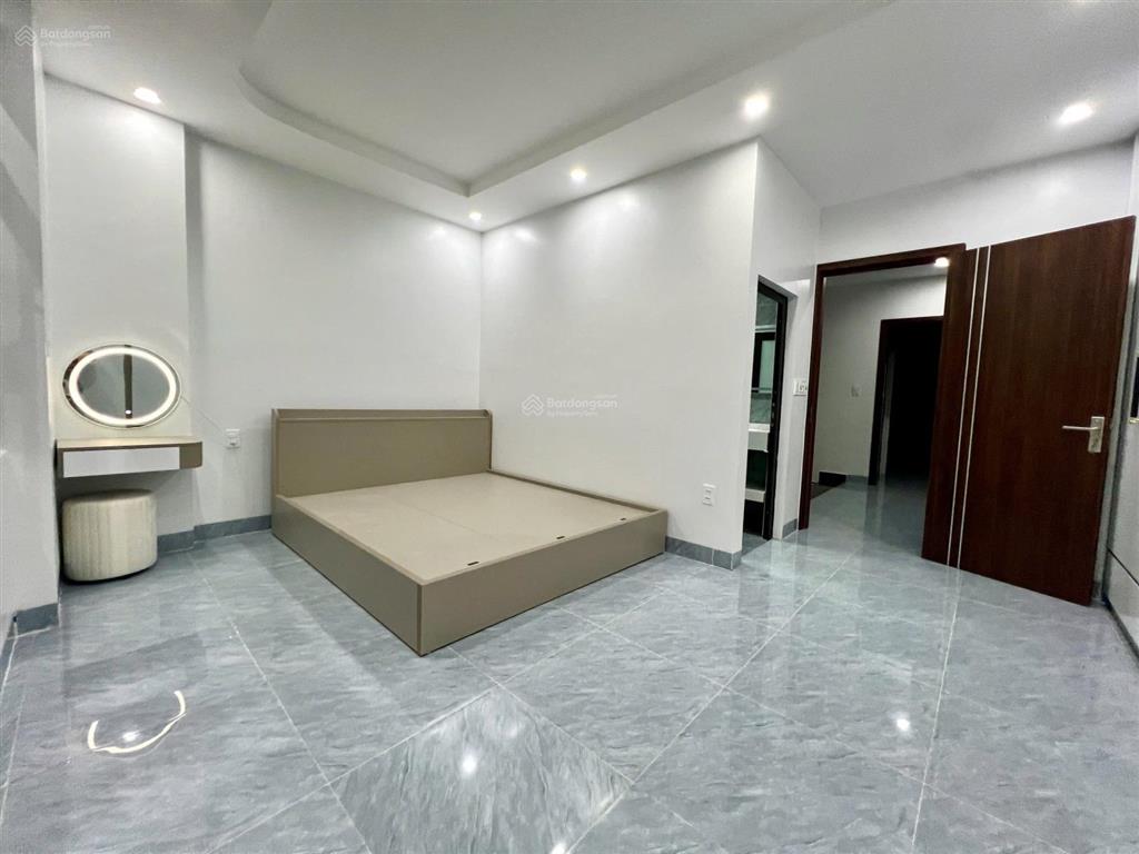 Bán nhà trung tâm cột 8 nằm trong trục tuyến 2 đường bao biển
cách bãi tắm hòn gai chỉ 200m