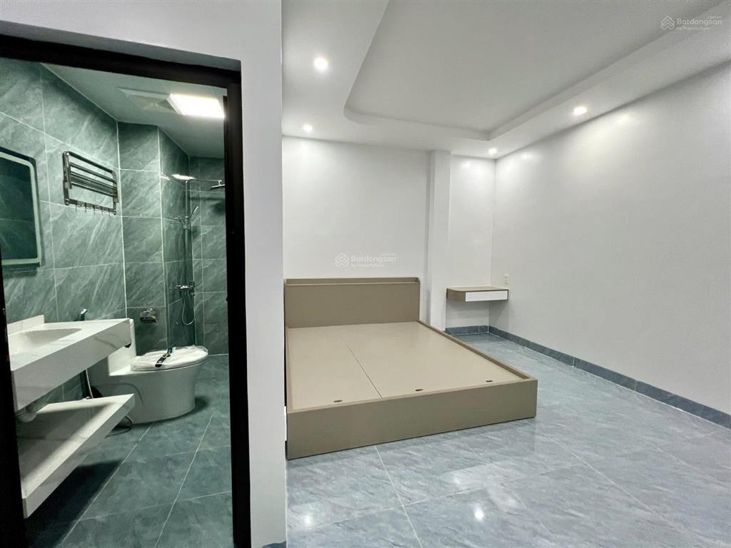 Bán nhà trung tâm cột 8 nằm trong trục tuyến 2 đường bao biển
cách bãi tắm hòn gai chỉ 200m