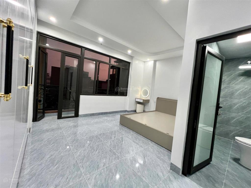Bán nhà trung tâm cột 8 nằm trong trục tuyến 2 đường bao biển
cách bãi tắm hòn gai chỉ 200m