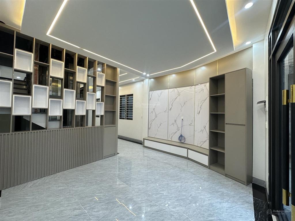 Bán nhà trung tâm cột 8 nằm trong trục tuyến 2 đường bao biển
cách bãi tắm hòn gai chỉ 200m