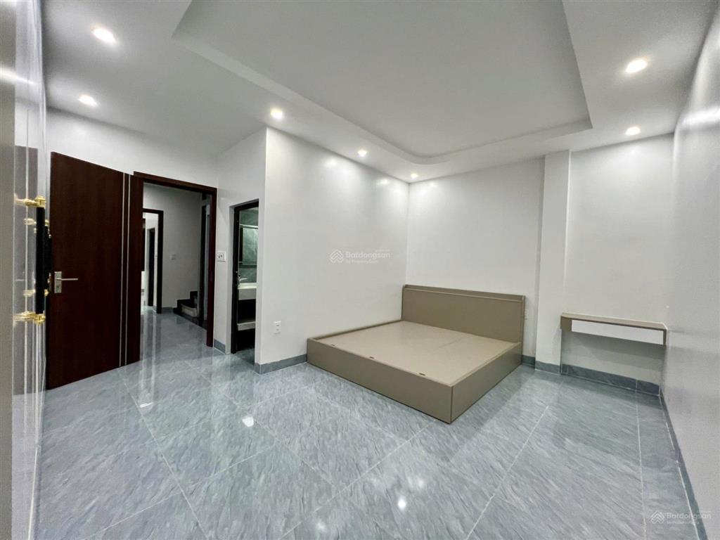 Bán nhà trung tâm cột 8 nằm trong trục tuyến 2 đường bao biển
cách bãi tắm hòn gai chỉ 200m