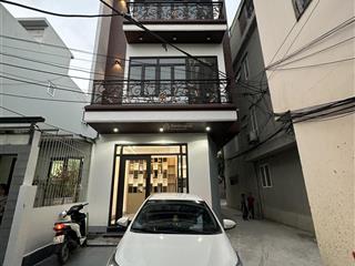 Bán nhà trung tâm cột 8 nằm trong trục tuyến 2 đường bao biển
cách bãi tắm hòn gai chỉ 200m