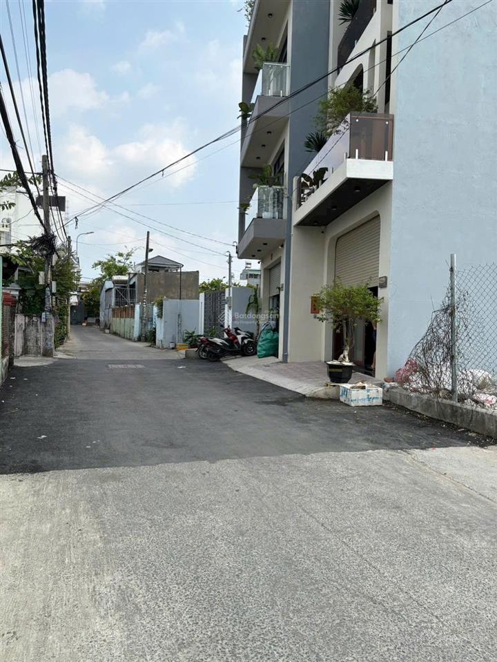 Đất góc 2 mặt tiền 2 sẹc ngắn tô ký, dt95m2, sổ hồng riêng, gần chợ bắp