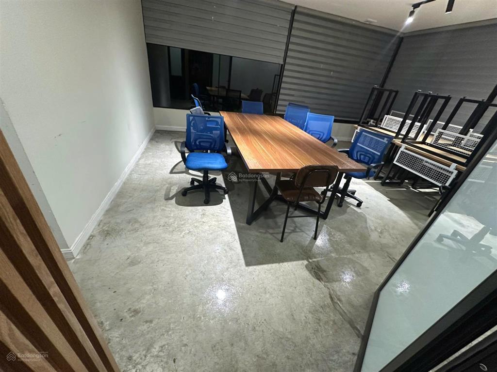 Cho thuê văn phòng dt 223m2 tầng 1 b7 cốm vòng cầu giấy giá rẻ chỉ 200 nghìn/m2/th