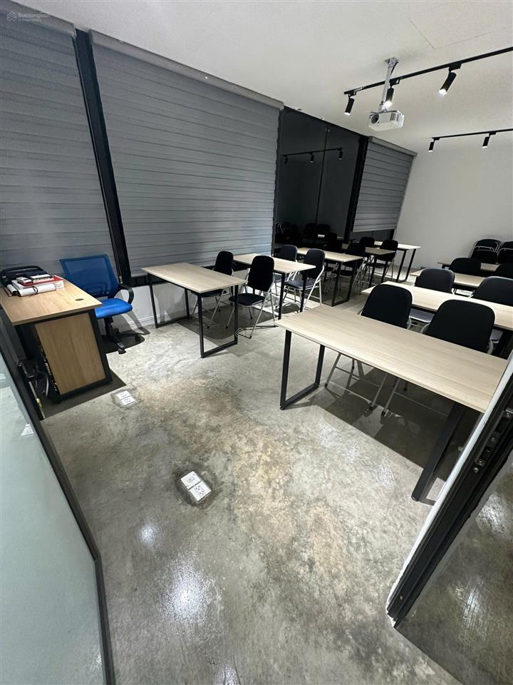 Cho thuê văn phòng dt 223m2 tầng 1 b7 cốm vòng cầu giấy giá rẻ chỉ 200 nghìn/m2/th