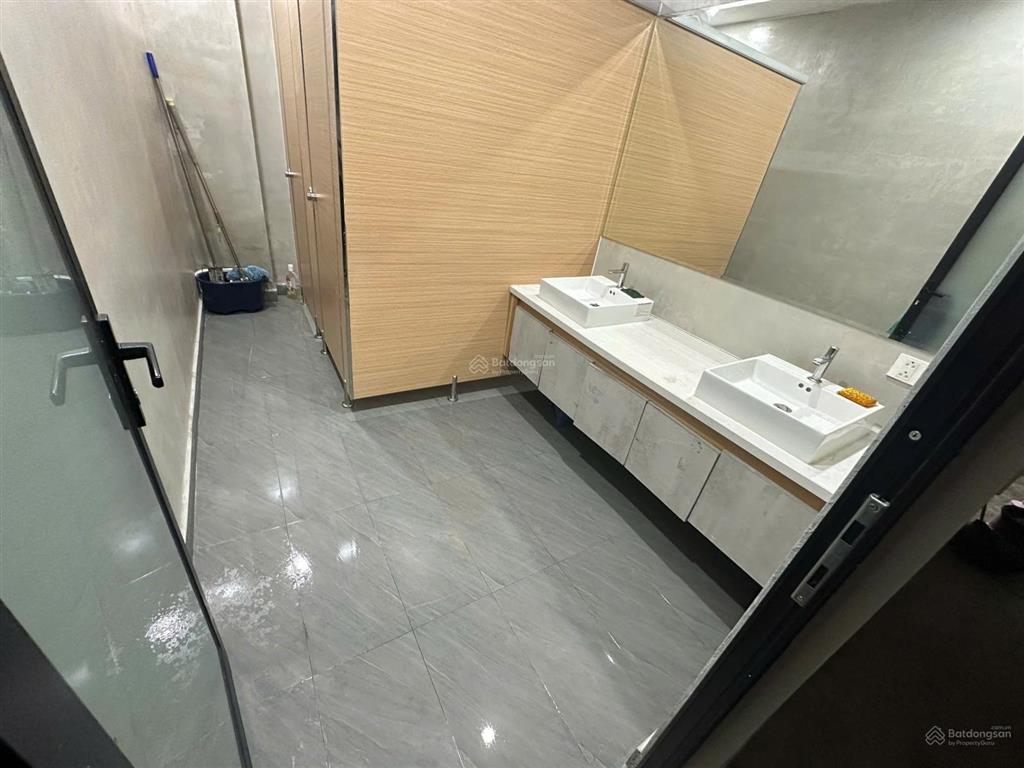 Cho thuê văn phòng dt 223m2 tầng 1 b7 cốm vòng cầu giấy giá rẻ chỉ 200 nghìn/m2/th