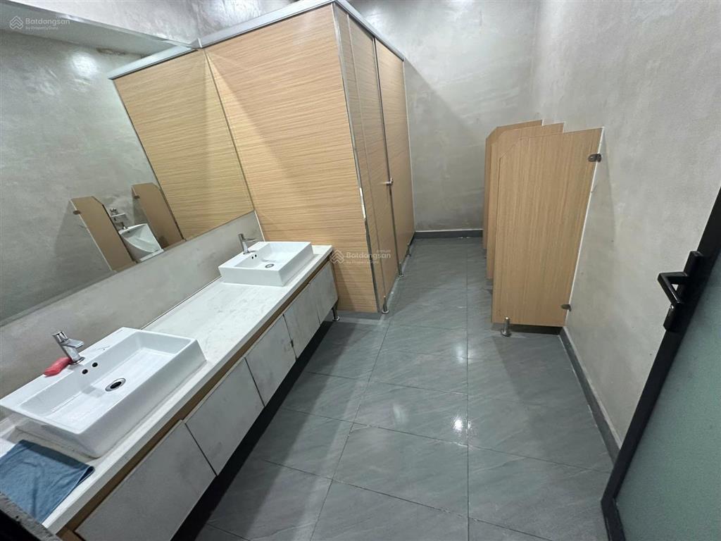 Cho thuê văn phòng dt 223m2 tầng 1 b7 cốm vòng cầu giấy giá rẻ chỉ 200 nghìn/m2/th