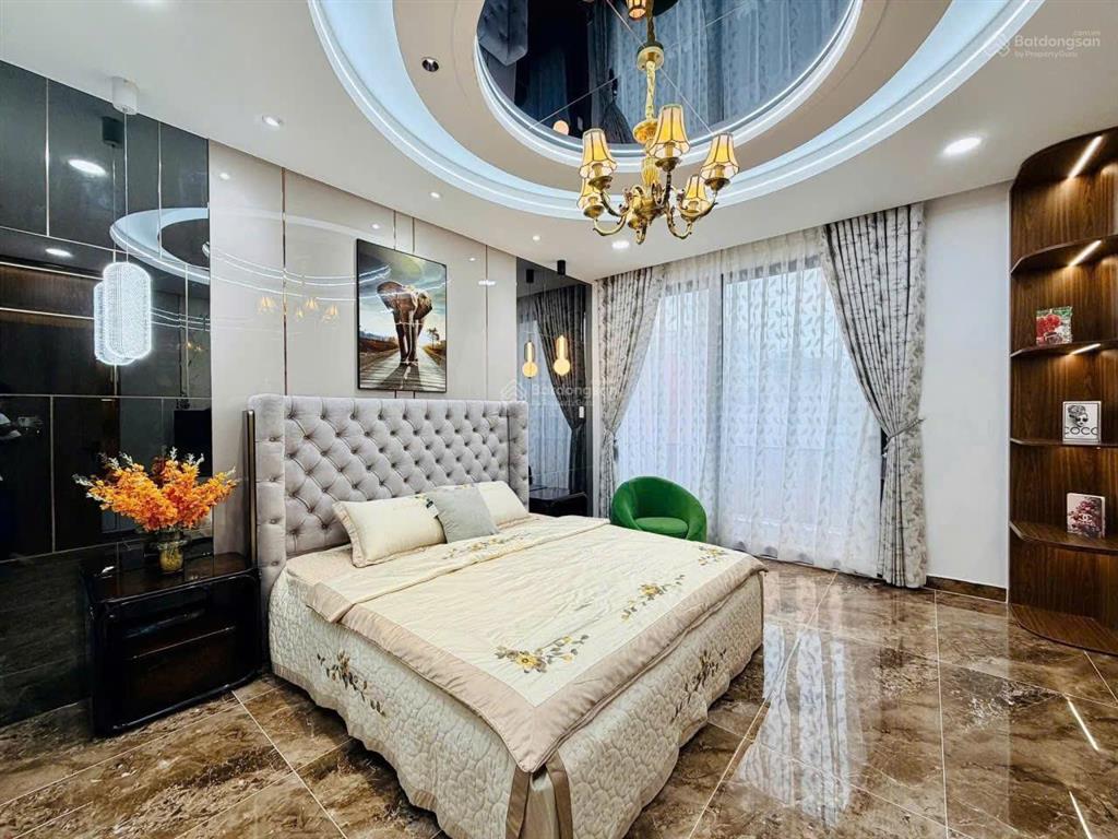 Chân dài  có thang máy  đẹp xuất sắc tặng nội thất, thang máy ngủ nhỉnh 13 tỷ