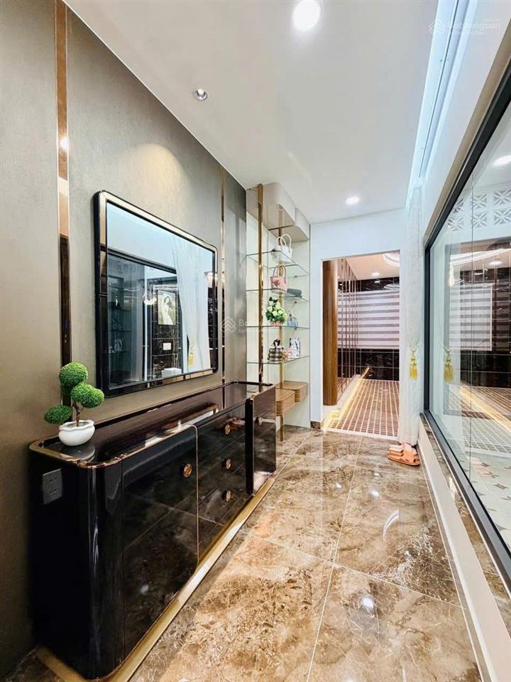 Chân dài  có thang máy  đẹp xuất sắc tặng nội thất, thang máy ngủ nhỉnh 13 tỷ