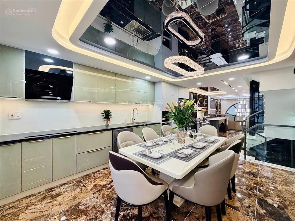 Chân dài  có thang máy  đẹp xuất sắc tặng nội thất, thang máy ngủ nhỉnh 13 tỷ