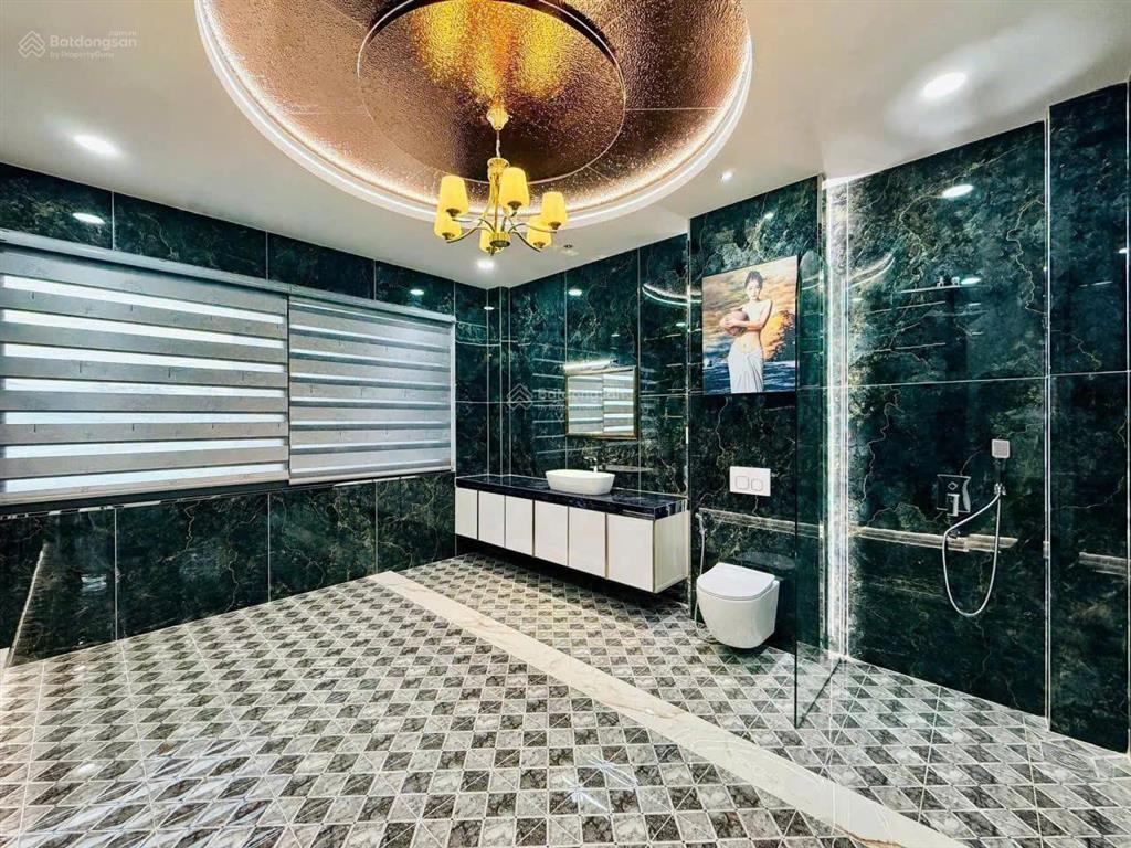 Chân dài  có thang máy  đẹp xuất sắc tặng nội thất, thang máy ngủ nhỉnh 13 tỷ