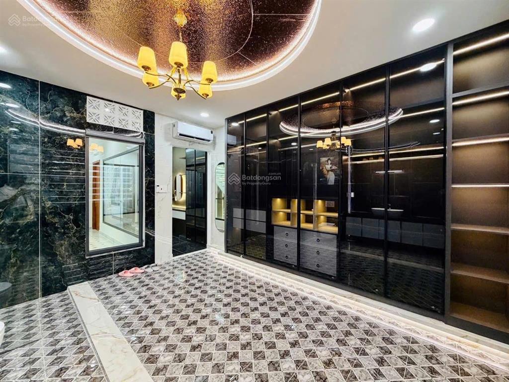 Chân dài  có thang máy  đẹp xuất sắc tặng nội thất, thang máy ngủ nhỉnh 13 tỷ