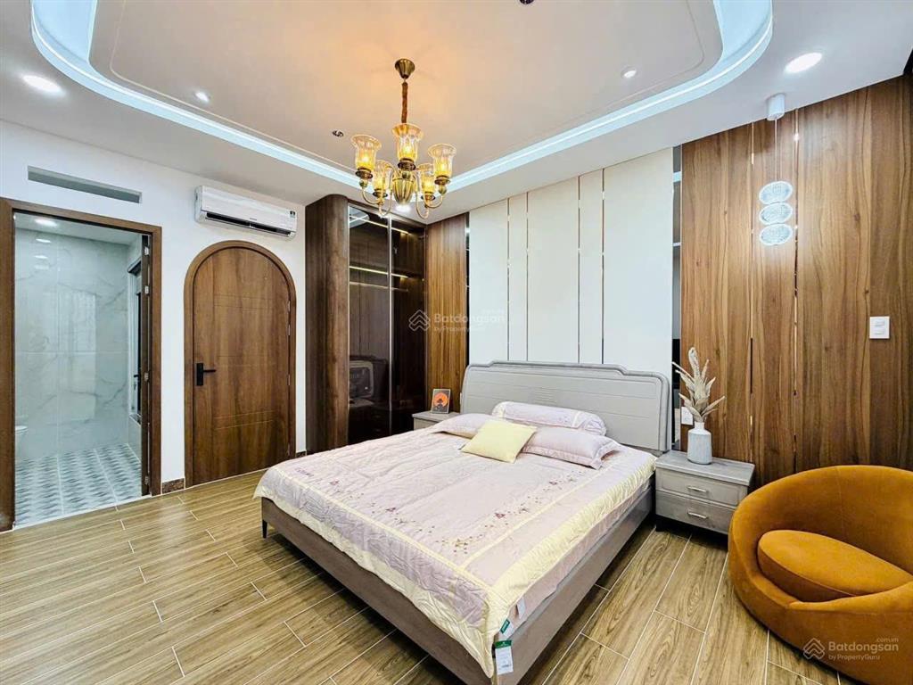 Chân dài  có thang máy  đẹp xuất sắc tặng nội thất, thang máy ngủ nhỉnh 13 tỷ