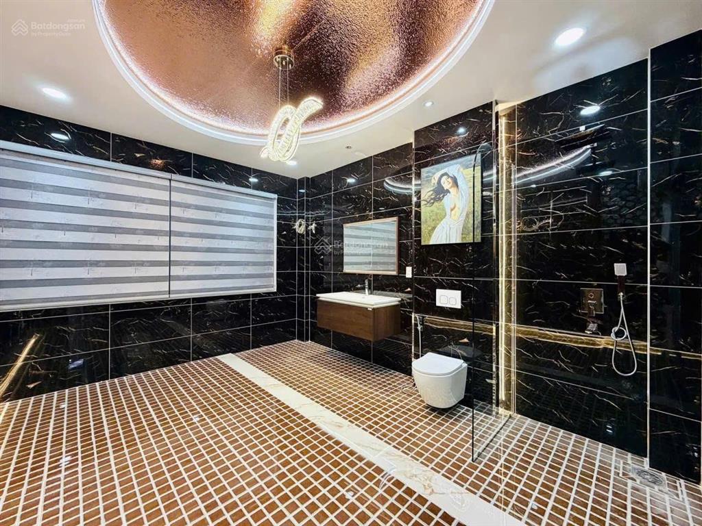 Chân dài  có thang máy  đẹp xuất sắc tặng nội thất, thang máy ngủ nhỉnh 13 tỷ